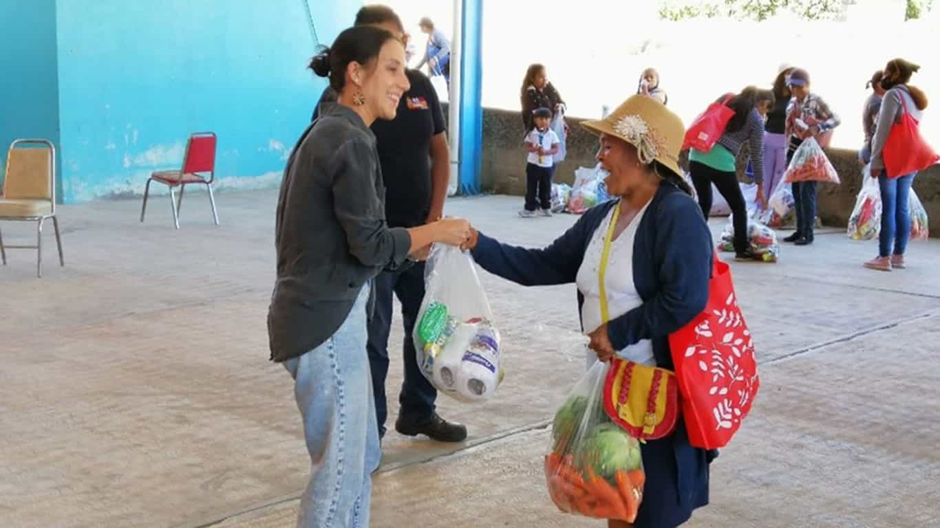 Fundación Comunitaria Puebla entrega paquetes alimentarios
